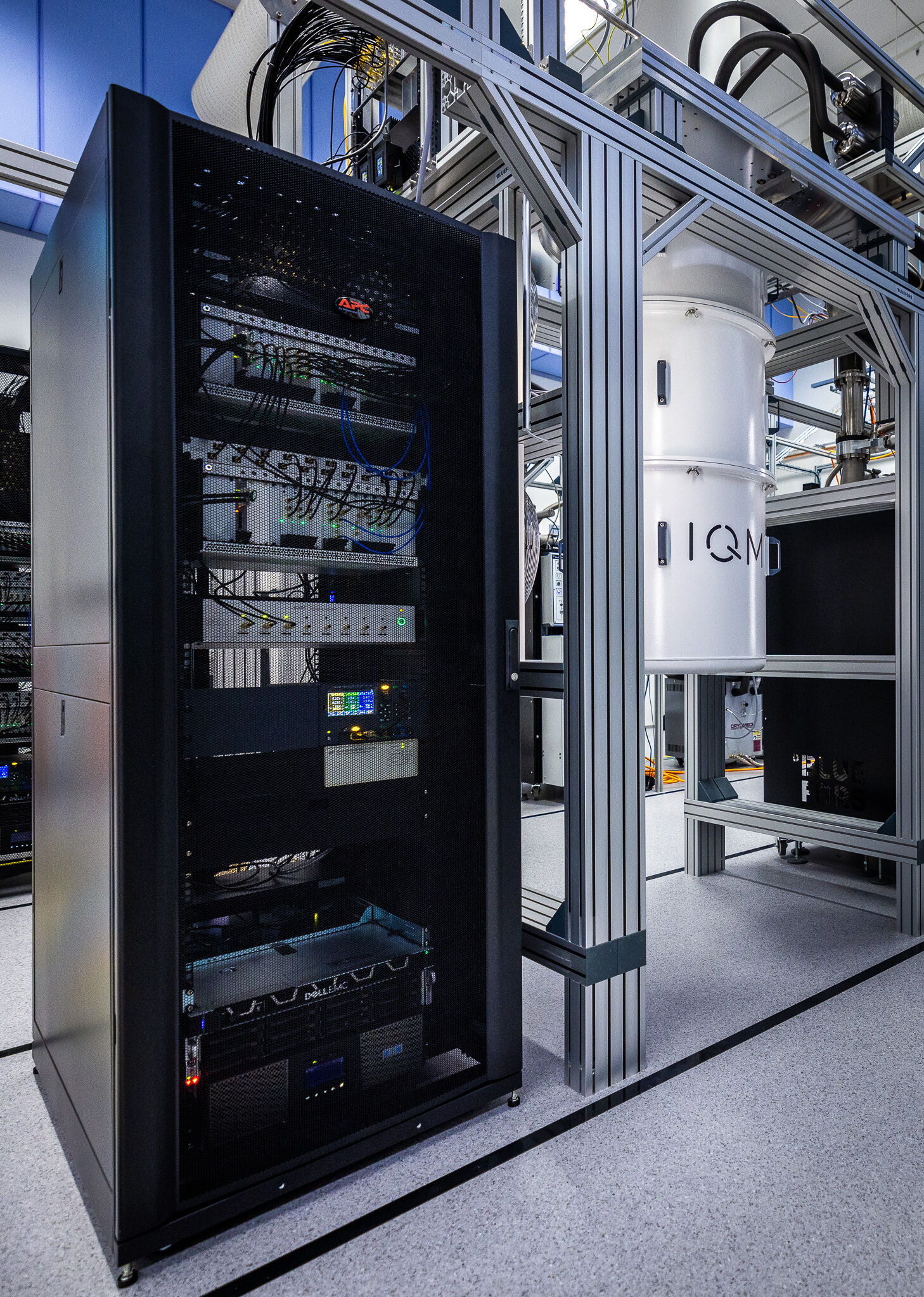 Se requiere un ejemplo del gabinete de electrónica clásica que ejecute una de las computadoras cuánticas de IQM. Crédito: IQM
